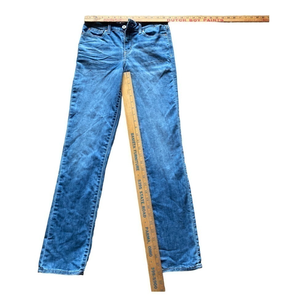 Women’s light Wash Distressed Levis Mid Rise Slim Jeans Size 26/30
